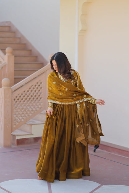 💗 Fendy Fabric gown with Sequins-Multi Embroidered Work Dupatta, it Designed to Smoothly Fitted all body types, gowns for women combine the best parts of  Indian Ethnic & Party wear into  stunning ensemble. 💝🤳 GOWN-DUPATTA COLLECTIONS 2025💃